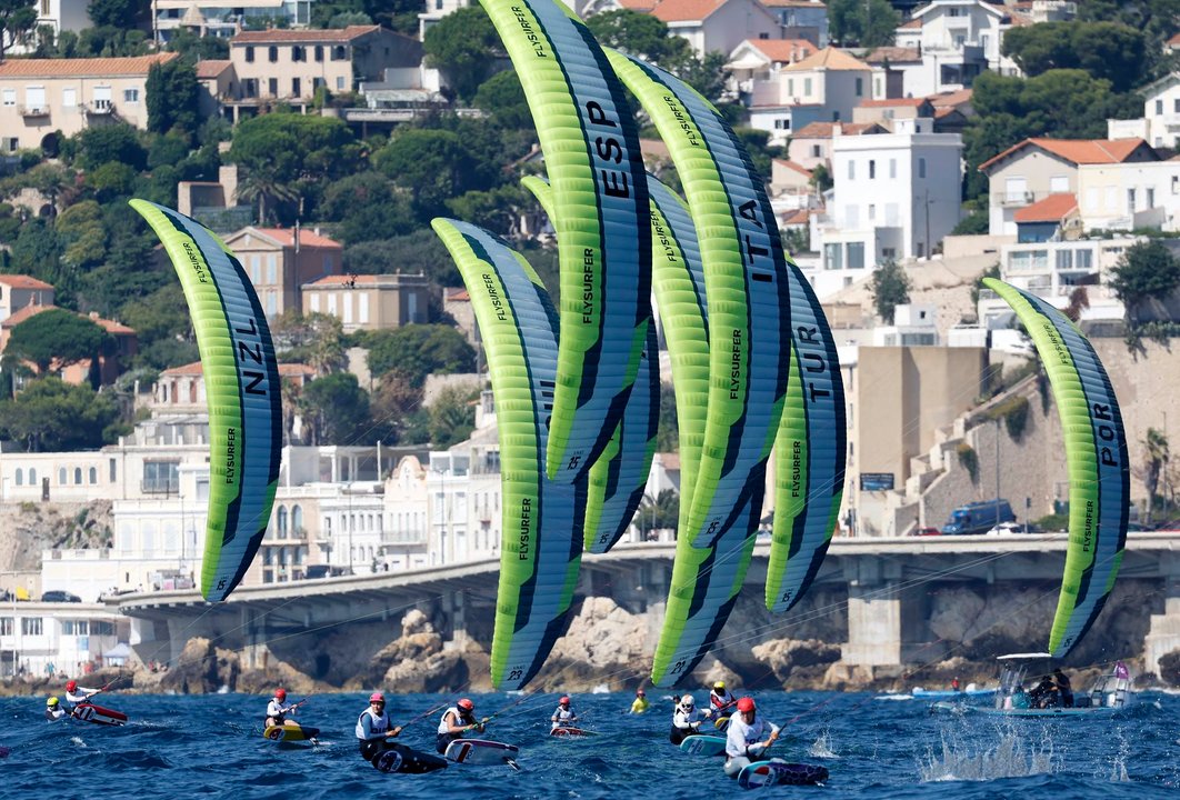 Mujeres compiten en la fórmula kite en las aguas de Marsella, Francia. EFE/EPA/SEBASTIEN NOGIER