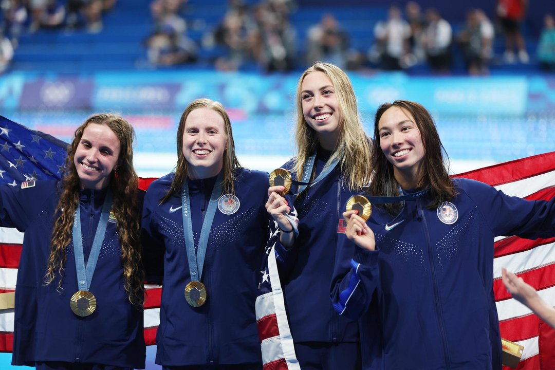 Las mjedallistas de oro (I-D) las estadounidenses Regan Smith, Gretchen Walsh, y Torri Huske EFE/EPA/RITCHIE B. TONGO