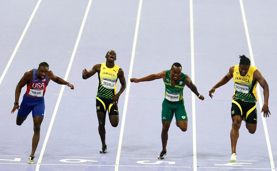 Los atletas Noah Lyles (I), de EEUU, y Kishane THompson, de Jamaica, cruzan la meta casi con el mismo tempo durante la prueba de los 100 metros que se ha disputado en el Stade de France, en parñis, Francia. EFE/EPA/RONALD WITTEK