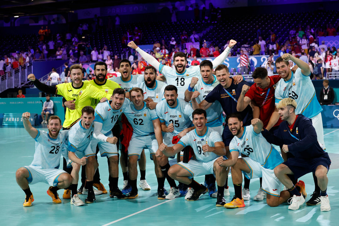 Los jugadores españoles celebran la victoria ante Croacia durante el partido de ronda preliminar de balonmano masculino, entre España y Croacia, en los Juegos Olímpicos París 2024 que se celebra, este domingo, en la capital francesa. EFE/ Miguel Toña