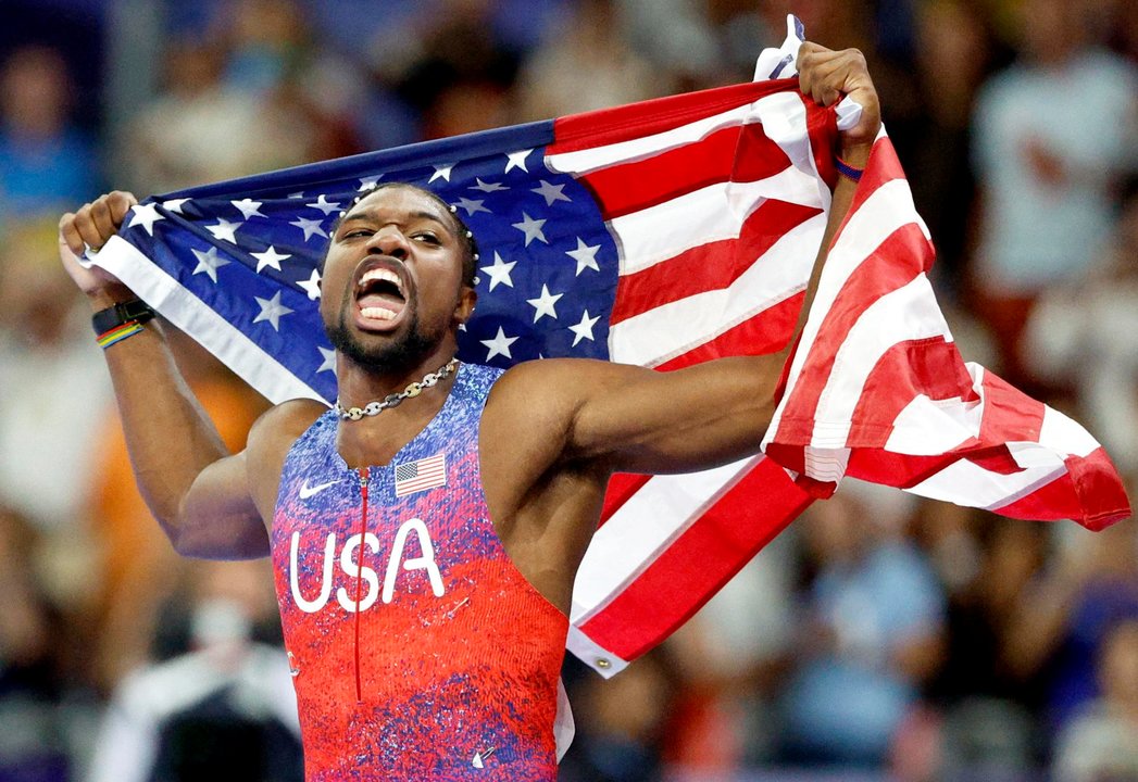 El estadounidense Noah Lyles celebra después de ganar la final masculina de 100 metros de las competiciones de Atletismo en los Juegos Olímpicos de París 2024, este domingo en el Stade de France en Saint Denis (Francia). EFE/EPA/ Franck Robichon