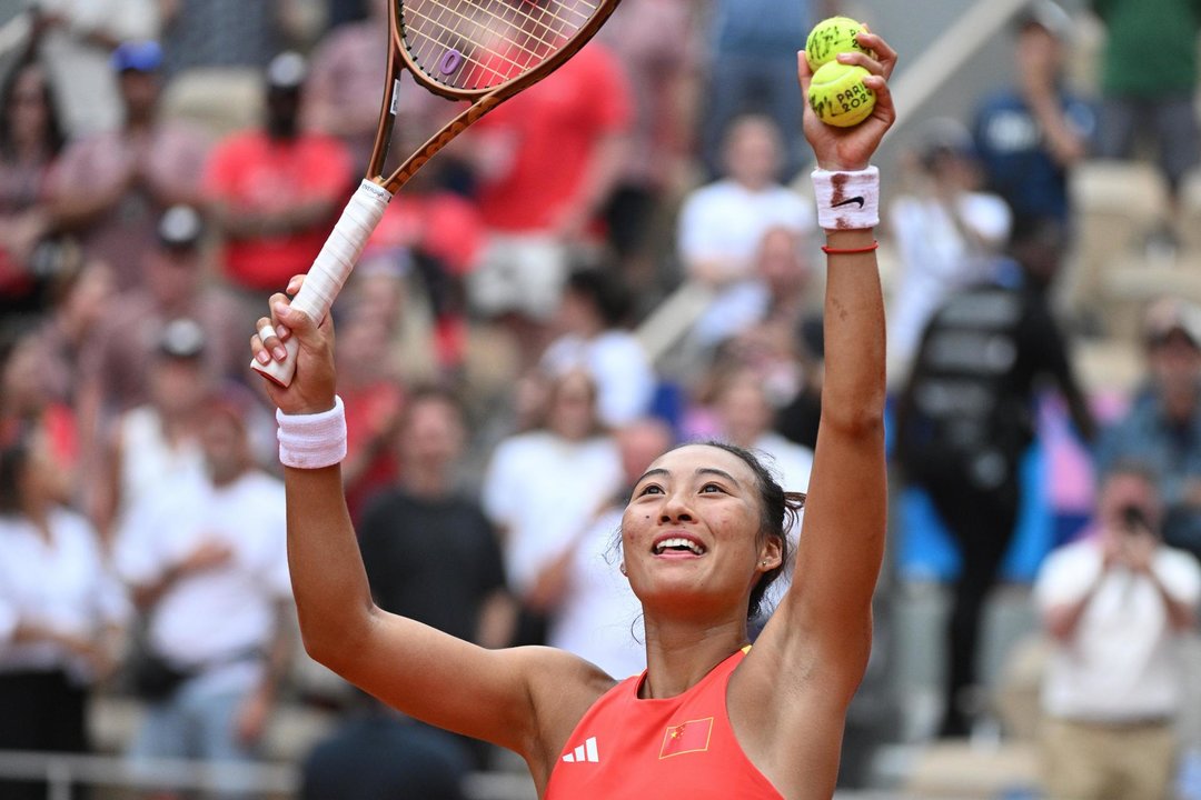 Zhen Qinwen, de China, celebra su título olímpico tras derrotar en la final a la croata Donna Vekic, en las competiciones de tenis de París 2024. EFE/EPA/CAROLINE BLUMBERG