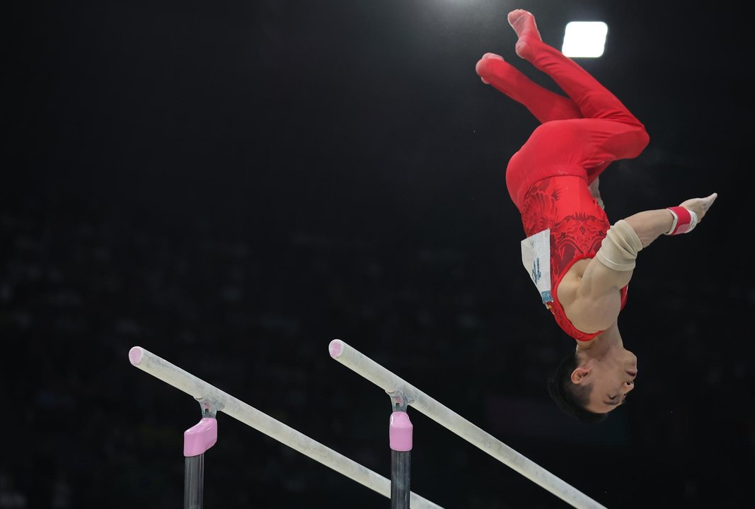 Jingyuan Zou, de China, vencedor en la prueba masculina de la final de paralelas en los Juegos Olímpicos de París 2024. EFE/EPA/TERESA SUÁREZ