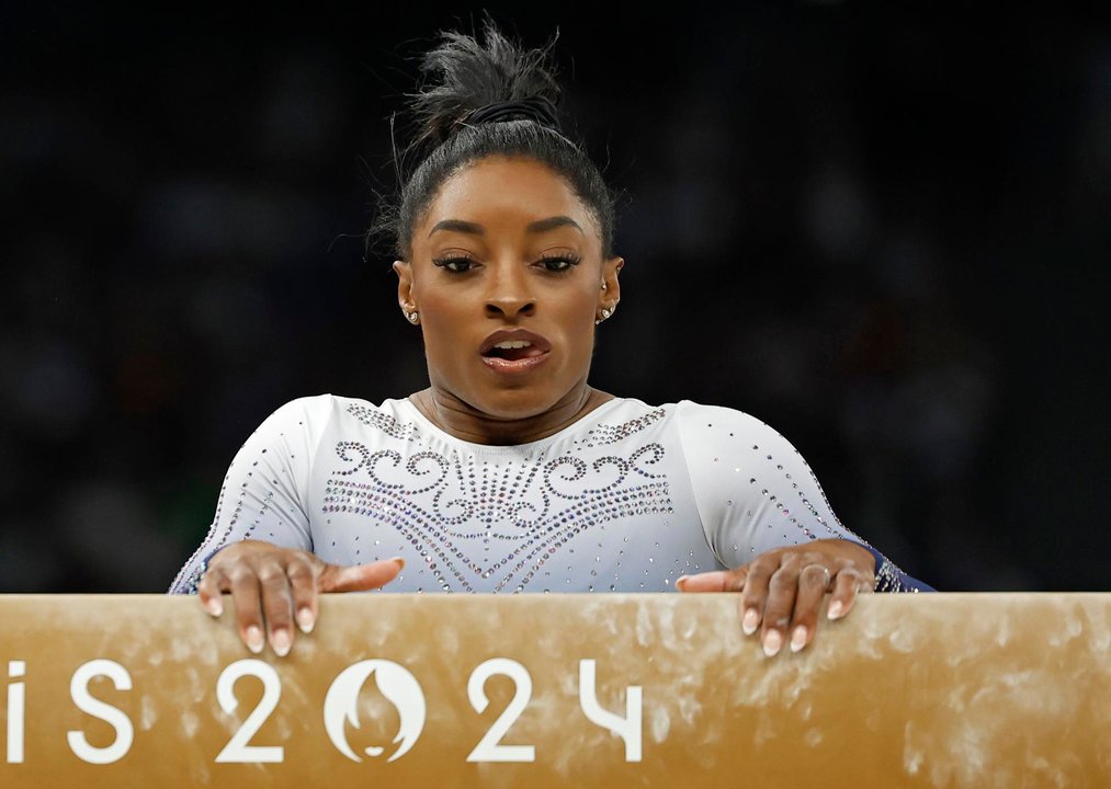 Simone Biles, durante la final de barra de los Juegos Olímpicos de parís 2004, en la que quedó fuera del podio tras sufrir una caída. EFE/EPA/CAROLINE BREHMAN