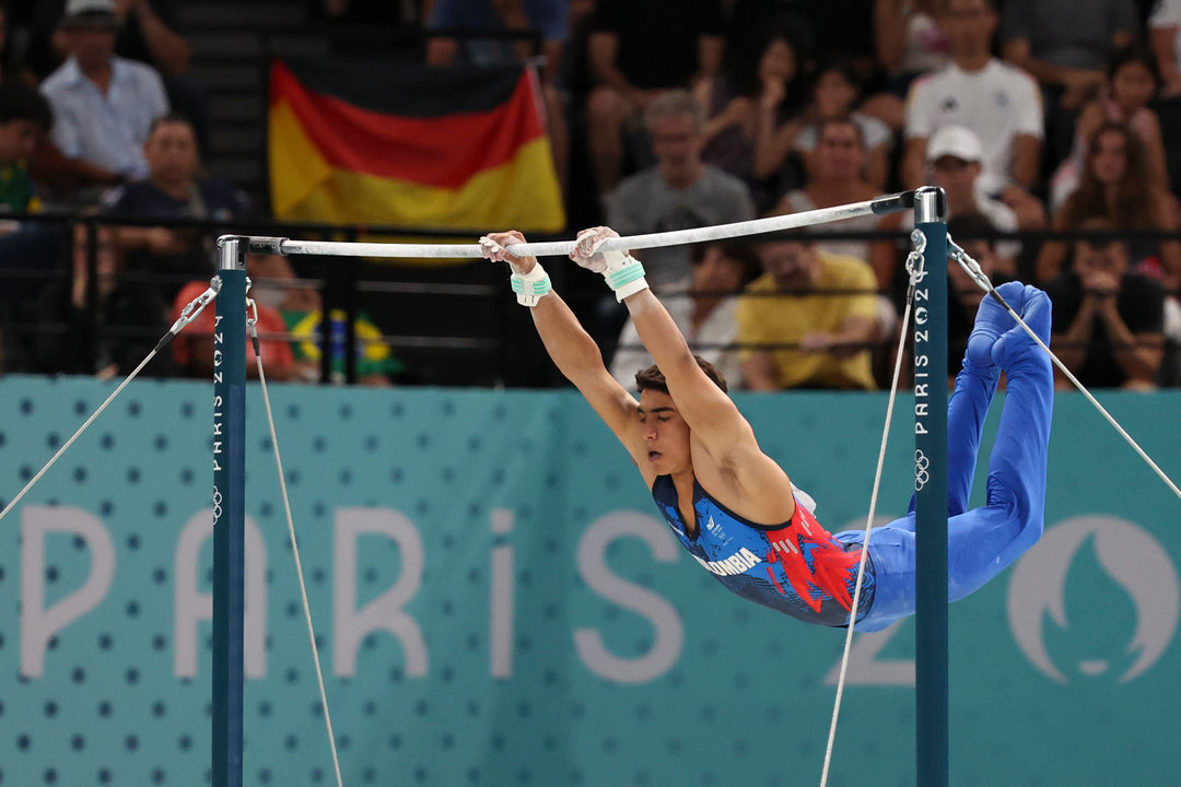 El gimnasta colombiano Ángel Barajas ejecuta su ejercicio de la final masculina de barra fija de gimnasia artística de los Juegos Olímpicos de París 2024, en el pabellón Bercy Arena, este lunes, en París. EFE/ Miguel Gutiérrez