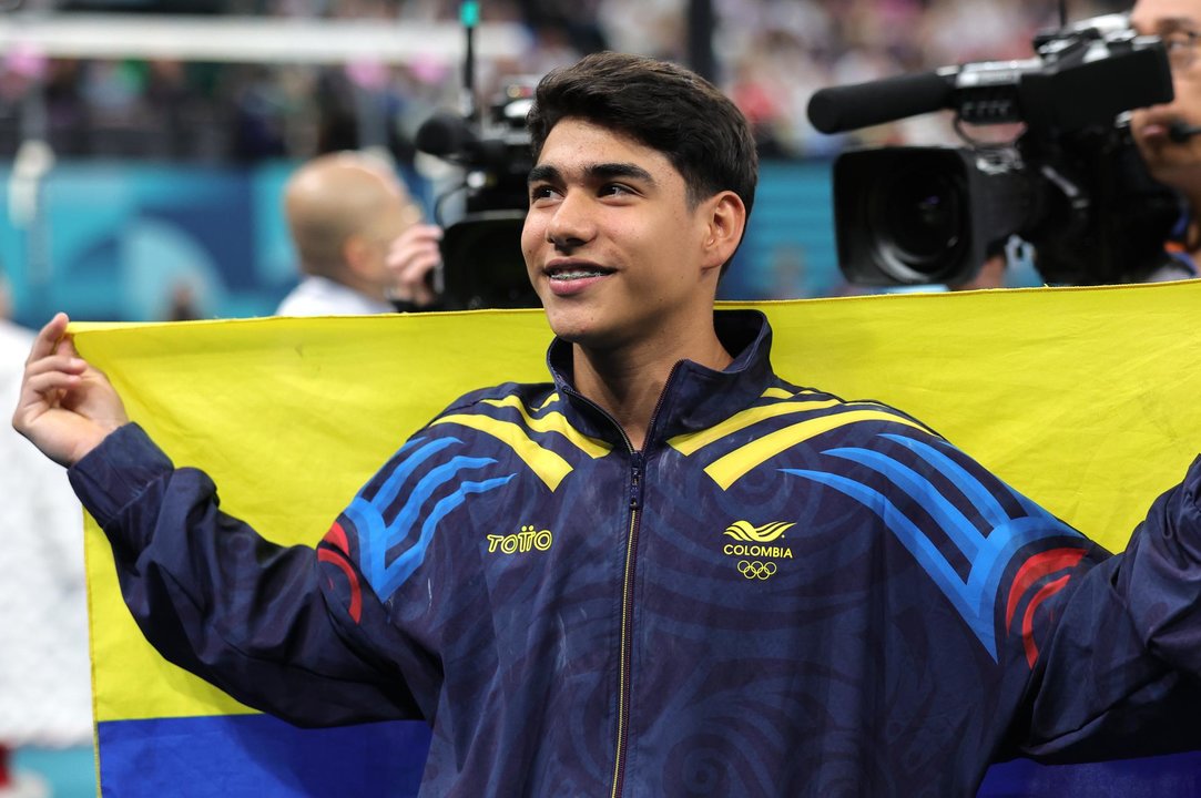 El colombiano Angel Barajas de Colombia posa tras conseguir la medalla de plata en final de barra de los Juegos Olímpicos de París 2024, en el Bercy Arena. EFE/EPA/TERESA SUÁREZ