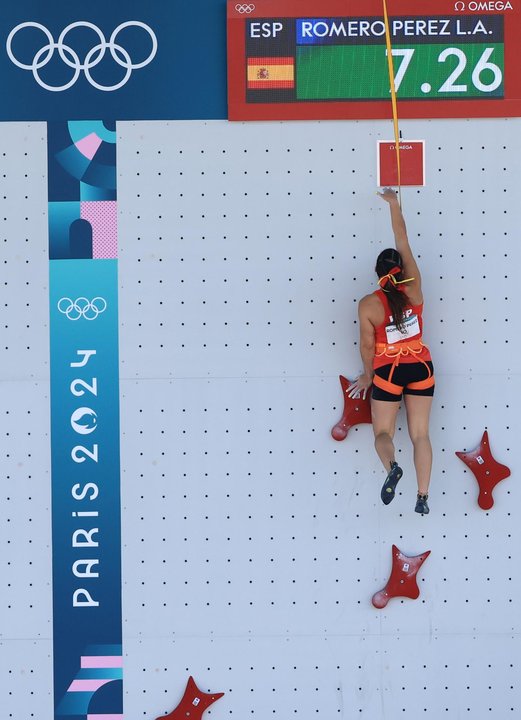 La española Leslie Romero en un momento de su prueba frente a Rajah Sallsabillah de Indonesia, en la calificación de velocidad femenina de escalada deportiva en los Juegos Olímpicos de París 2024. EFE/EPA/MARTÍN DIVISEK