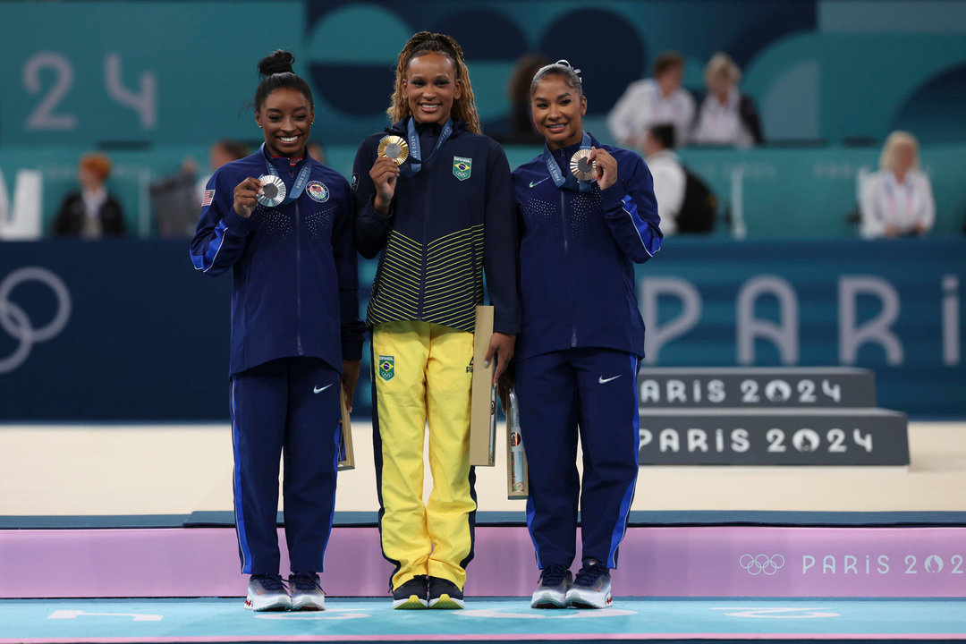 La gimnasta brasileña Rebeca Andrade (c), oro; y las estadounidense Simone Biles (i), plata, y Jordan Chiles (d), bronce, posan durante la ceremonia de entrega de medallas de la final de suelo femenino de gimnasia artística de los Juegos Olímpicos de París 2024, en el pabellón Bercy Arena, este lunes, en París. EFE/ Miguel Gutiérrez