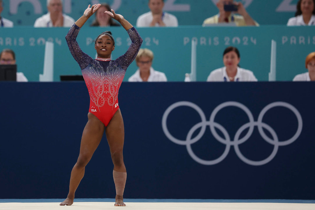 La gimnasta estadounidense Simone Biles saluda al  público tras ejecutar su ejercicio en la final de suelo femenino de gimnasia artística de los Juegos Olímpicos de París 2024, en el pabellón Bercy Arena, este lunes, en París. EFE/ Miguel Gutiérrez