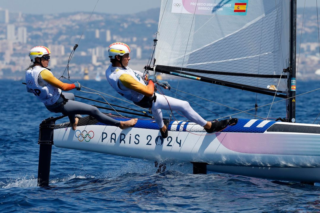 Los españoles Tara Pacheco Van Rijnsoever y Andres Barrio Garciacompite en las aguas de Marsella, Francia. EFE/EPA/SEBASTIEN NOGIER