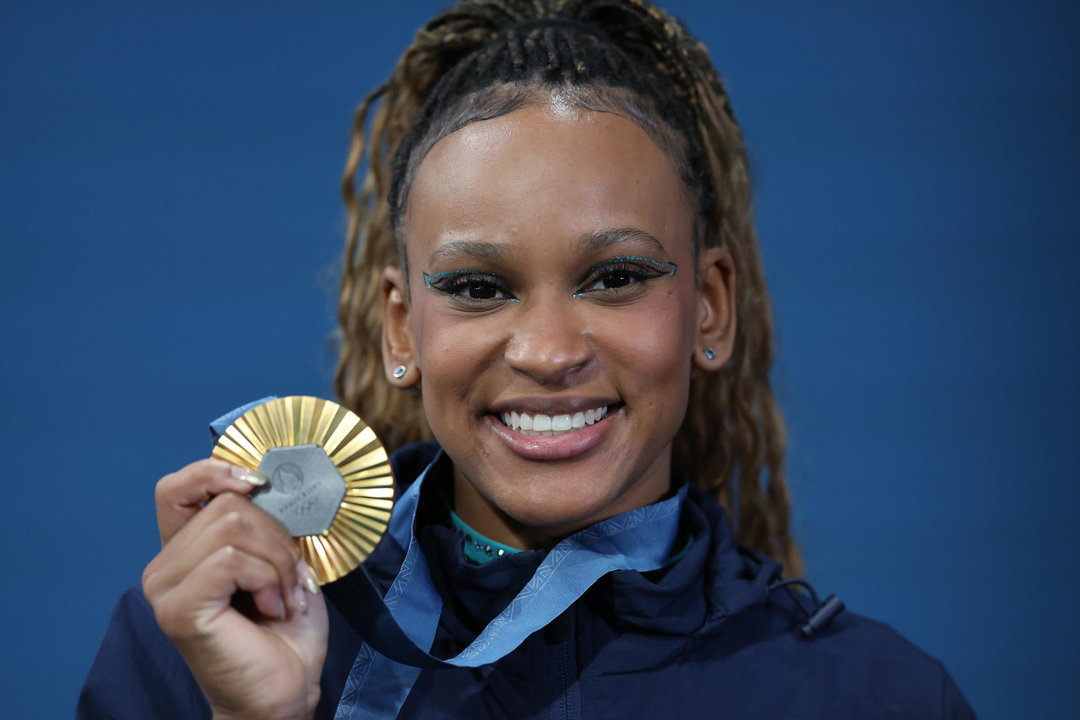 La brasileña Rebeca Andrade con su medalla de oro en París, Francia. EFE/ Miguel Gutierrez