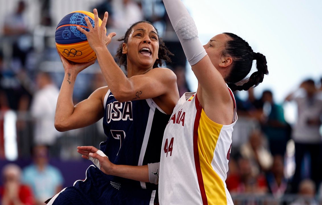 La estadounidense Cierra Burdick (i) y la española Gracia Alonso en la La Concorde en Paris, Francia. EFE/EPA/YOAN VALAT