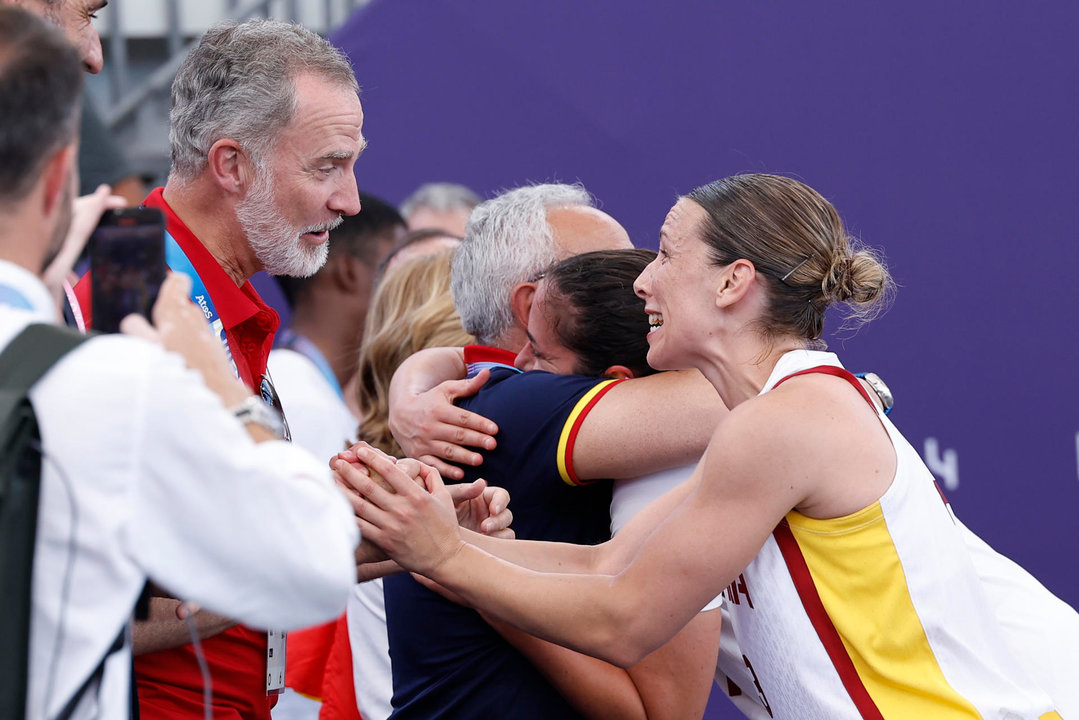 El rey Felipe VI saluda a la jugadora española Sandra Ygueravide (d) tras la victoria ante las estadounidenses en la semifinal femenina de baloncesto 3x3, entre Estados Unidos y España, celebrada en el marco de los Juegos Olímpicos París 2024, este lunes, en la capital gala. EFE/ Miguel Toña