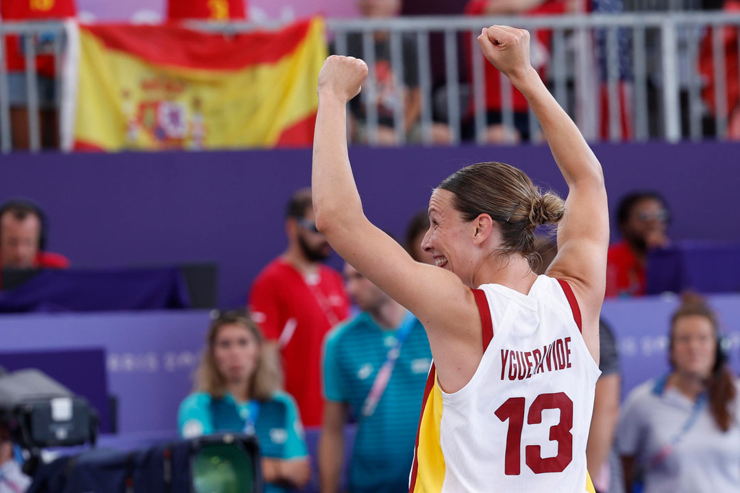 La jugadora española Sandra Ygueravide celebra la victoria ante el equipo estadounidense tras la semifinal femenina de baloncesto 3x3, entre Estados Unidos y España, celebrada en el marco de los Juegos Olímpicos París 2024, este lunes, en la capital gala. EFE/ Miguel Toña