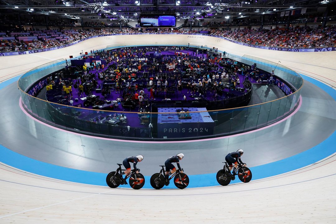 Las británica Katy Marchant, Sophie Capewell y Emma Finucane en Saint-Quentin-en-Yvelines, Francia. EFE/EPA/ERIK S. LESSER