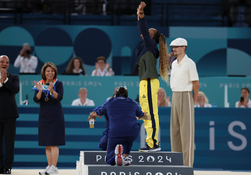 La gimnasta brasileña Rebeca Andrade (d), oro; y las estadounidense Simone Biles (i, oculta), plata, y Jordan Chiles (c-i, delante), bronce, posan durante la ceremonia de entrega de medallas de la final de suelo femenino de gimnasia artística de los Juegos Olímpicos de París 2024, en el pabellón Bercy Arena, este lunes, en París. EFE/ Miguel Gutiérrez