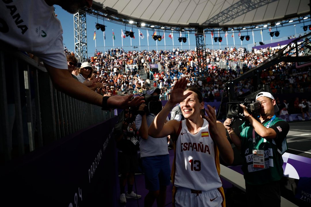 España celebra la victoria en el 3x3. EFE/EPA/YOAN VALAT