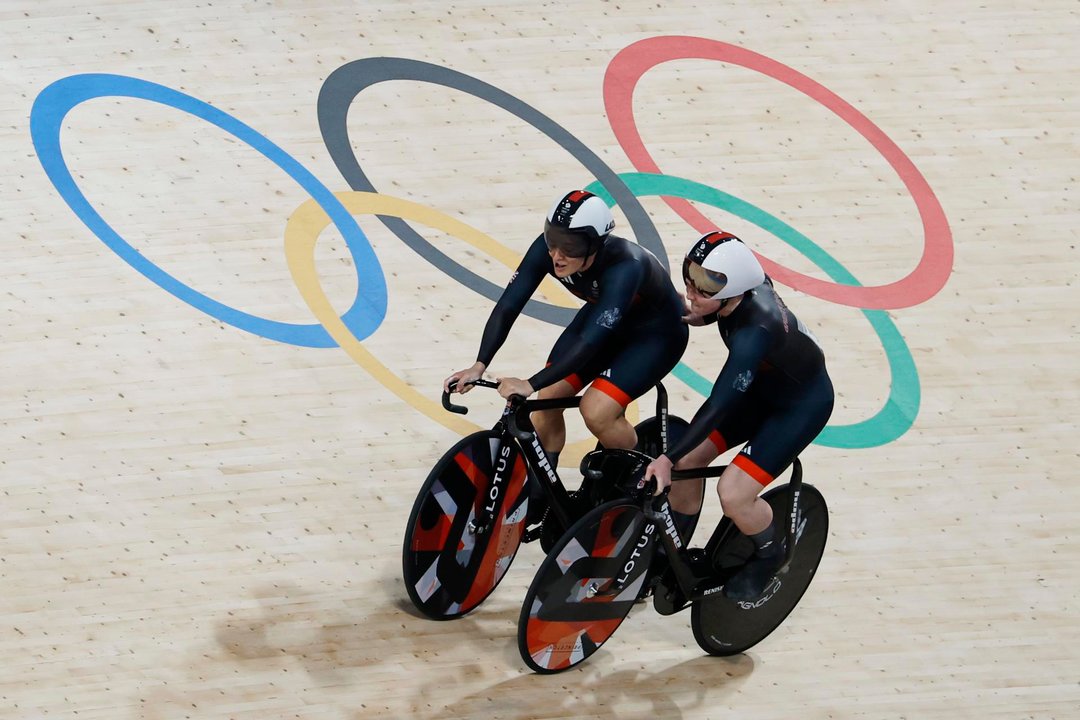 LLas británica Emma Finucane (I) y Katy Marchant en el Saint-Quentin-en-Yvelines Velodrome en Saint-Quentin-en-Yvelines, París. EFE/EPA/ERIK S. LESSER