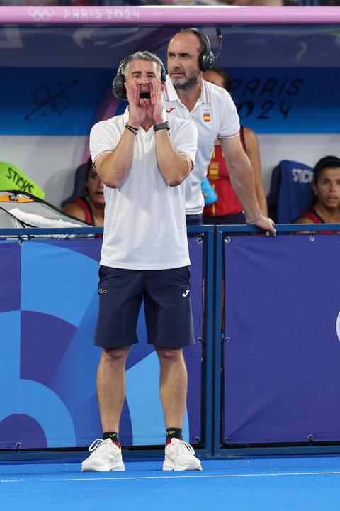 El entrenador de España Carlos García Cuenca durante el partido de cuartos de final de Hockey sobre hierba femenino, entre Bélgica y España, de los Juegos Olímpicos de París 2024 en el Estadio Yves-du-Manoir de Colombes (Francia). EFE/ Miguel Gutiérrez