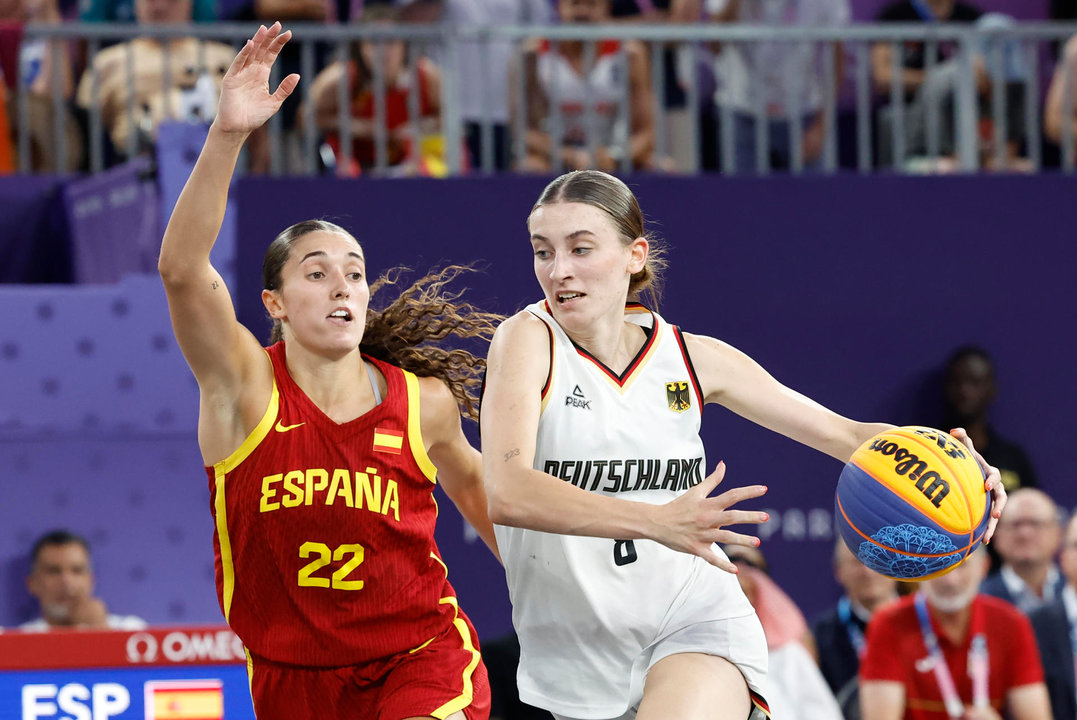 La jugadora española Juana Camilio (i) y la alemana Elisa Mevius durante la final femenina de baloncesto 3x3, entre Alemania y España, celebrada en el marco de los Juegos Olímpicos París 2024, este lunes, en la capital gala. EFE/ Miguel Toña