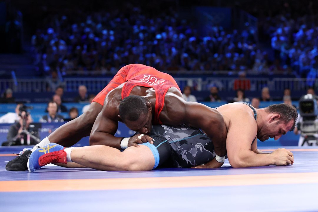 El cubano Mijain Lopez Nunez (rojo) y el azebayano Sabah Saleh Shariati en pleno combate en los Campos de Marte en París, Francia. Champs-de-Mars Arena in Paris, France, 05 August 2024. (Azerbaiyán, Francia) EFE/EPA/YAHYA ARHAB