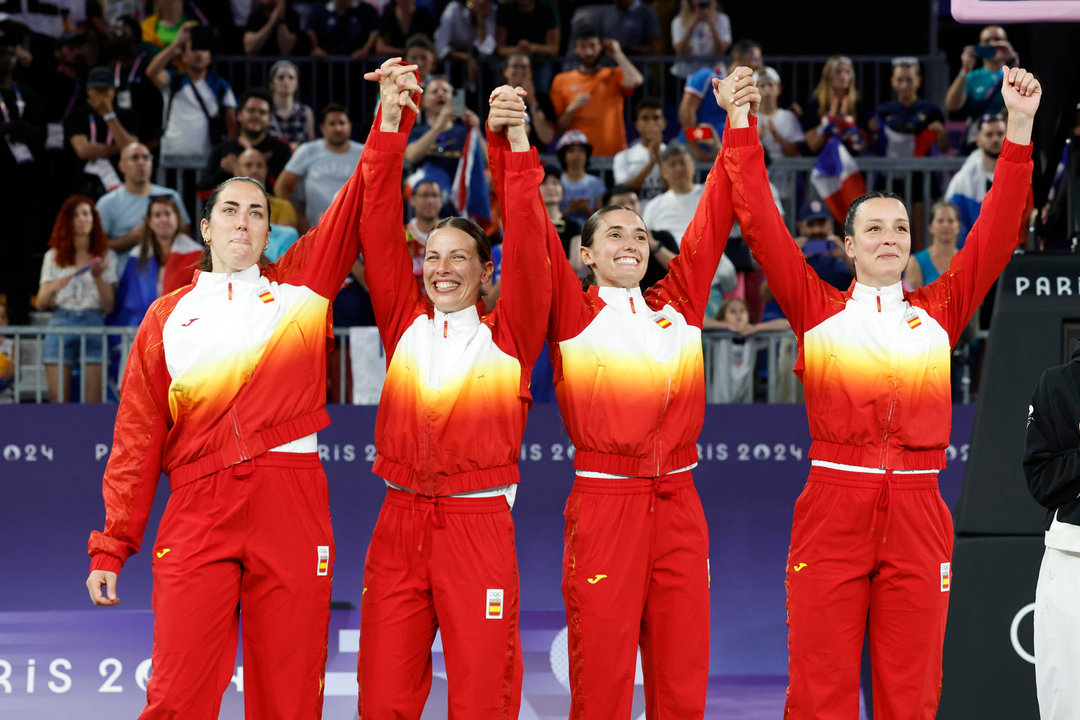 El equipo español gana la medalla de plata en baloncesto 3x3 femenino, entre Alemania y España, celebrada en el marco de los Juegos Olímpicos París 2024, este lunes, en la capital gala. EFE/ Miguel Toña