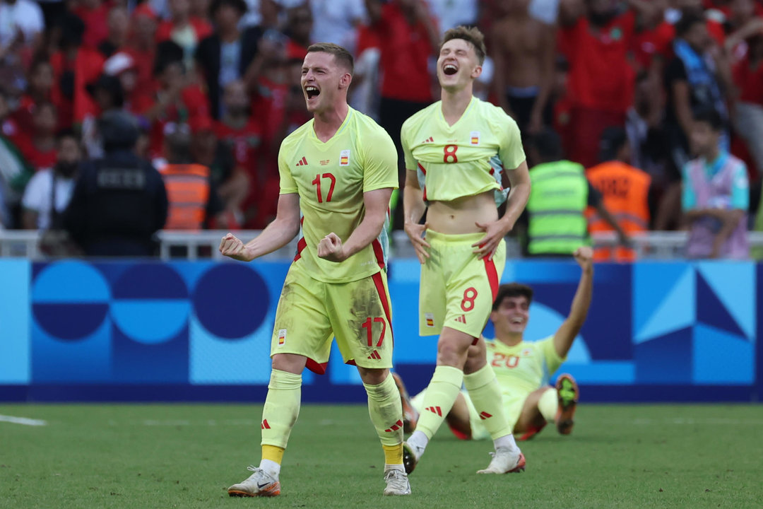 El defensa de España Sergio Gómez (D) y su compañero Benat Turrientes celebran el 1-2 y su pase a la final tras el partido de semifinal de Fútbol, entre España y Marruecos, en el marco de los Juegos Olímpicos París 2024, este lunes, en Marsella, Francia. EFE/Kiko Huesca