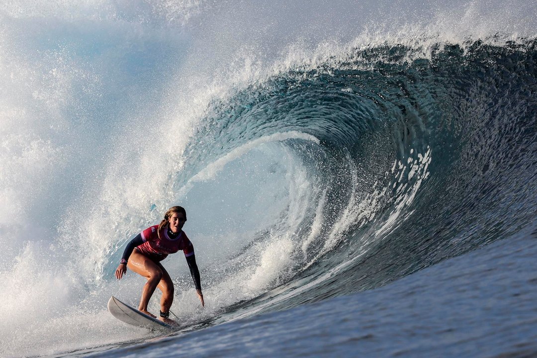 La surfista estadounidense Caroline Marks en acción durante los Juegos Olímpicos París 2024 en Teahupo'o, Tahiti (Francia). EFE/FAZRY ISMAIL