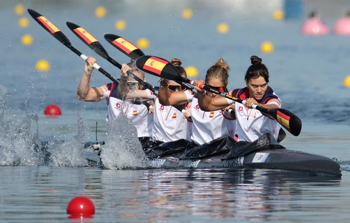 El K-4 femenino español formado por (D-I) Sara Ouzande, Estefania Fernández, Carolina García Otero y Teresa Portela, durante su participación en las eliminatorias de 500 m de los Juegos Olímpicos de París 2024. EFE/EPA/ALI HAIDER