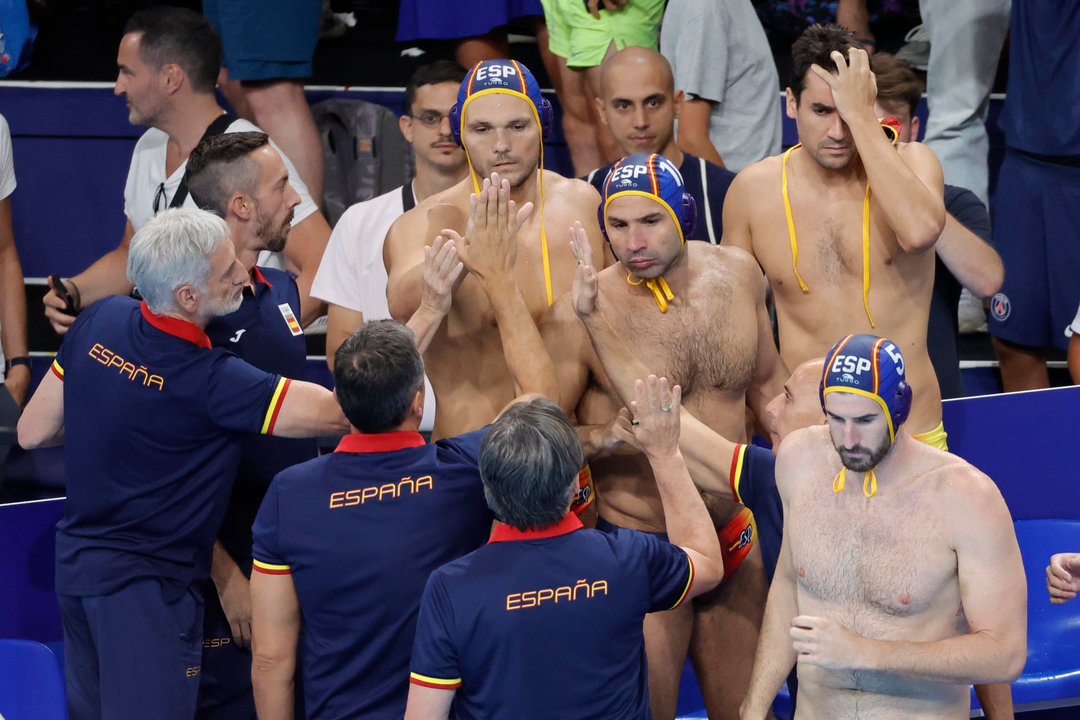 El equipo español de waterpolo celebra la victoria sobre Francia en los Juegos Olímpicos París 2024. EFE/ Lavandeira Jr