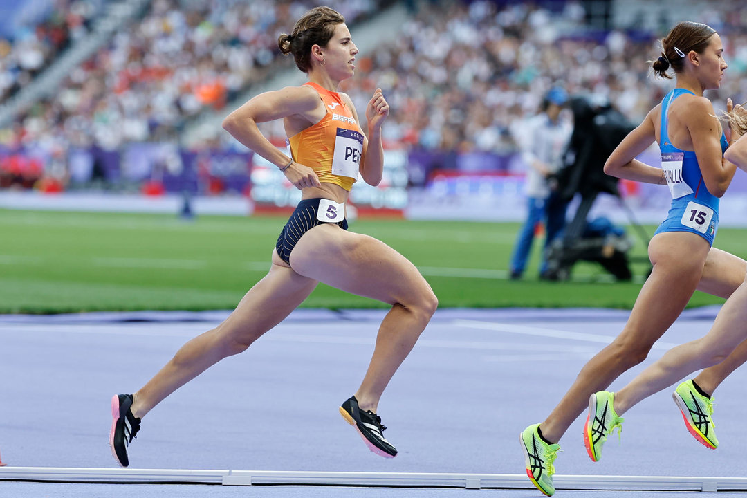 La atleta española Marta Pérez en la serie que concluyó en la sexta plaza y se clasificó a las semifinales de los 1500m femeninos en los Juegos Olímpicos París 2024. EFE/Miguel Toña