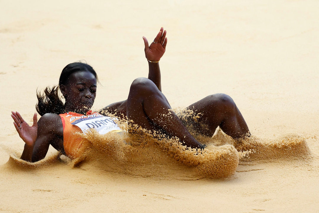 La atleta española Fatima Diame durante su participación en la prueba de salto de longitud femenino en los Juegos Olímpicos París 2024, este martes, en la capital gala. EFE/ Miguel Toña