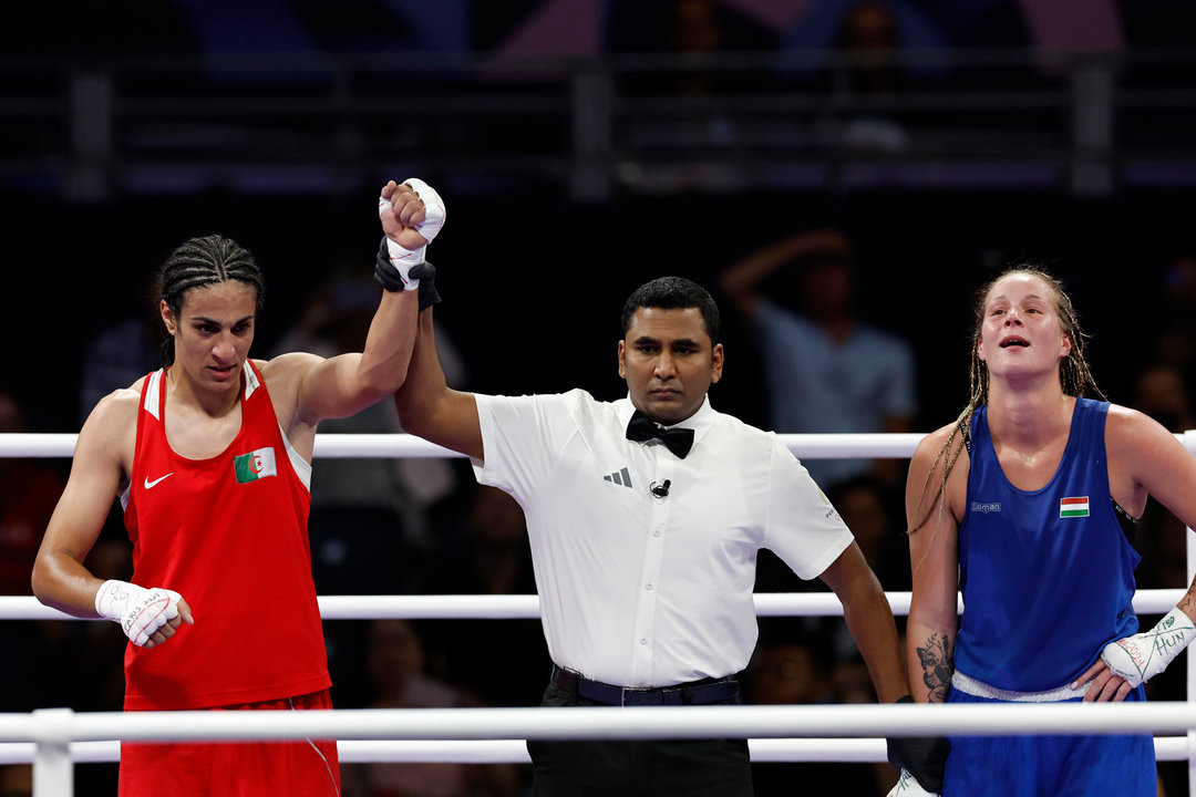 La boxeadora argelina Imane Khelif (roja) es proclamada ganadora d su combate contra la húngara Anna Luca Hamori, en los cuartos de final, categoría 66 kg, en los Juegos Olímpicos de París 2024. EFE/Miguel Toña