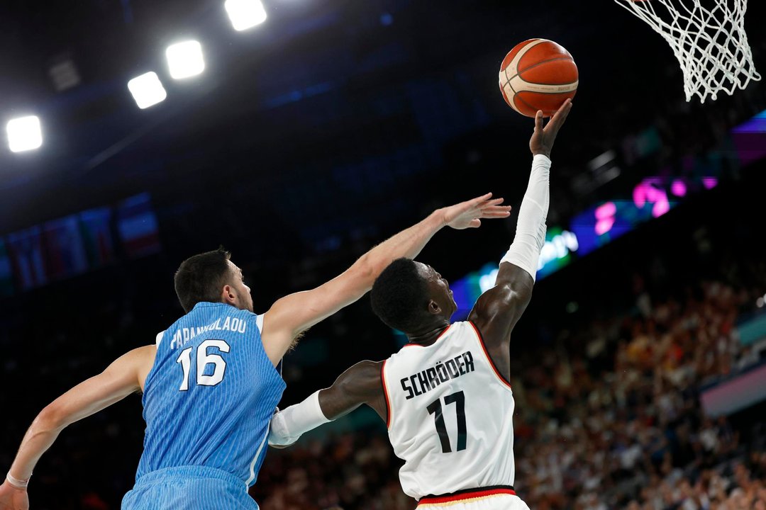 Dennis Schroder, de Alemania (d), entra a canasta ante Kostas Papanikolaou, de Grecia (i), durante el partido de cuartos de final d los Juegos Olímpicos 2024 que los enfrentó en el Bercy Arena de París. EFE/EPA/CAROLINE BREHMAN