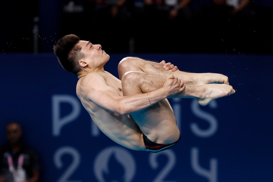 El mexicano Osmar Olvera durante su participación een el trampolín masculino de 3 m preliminar de los Juegos Olímpicos de París 2024. EFE/EPA/MAST IRHAM