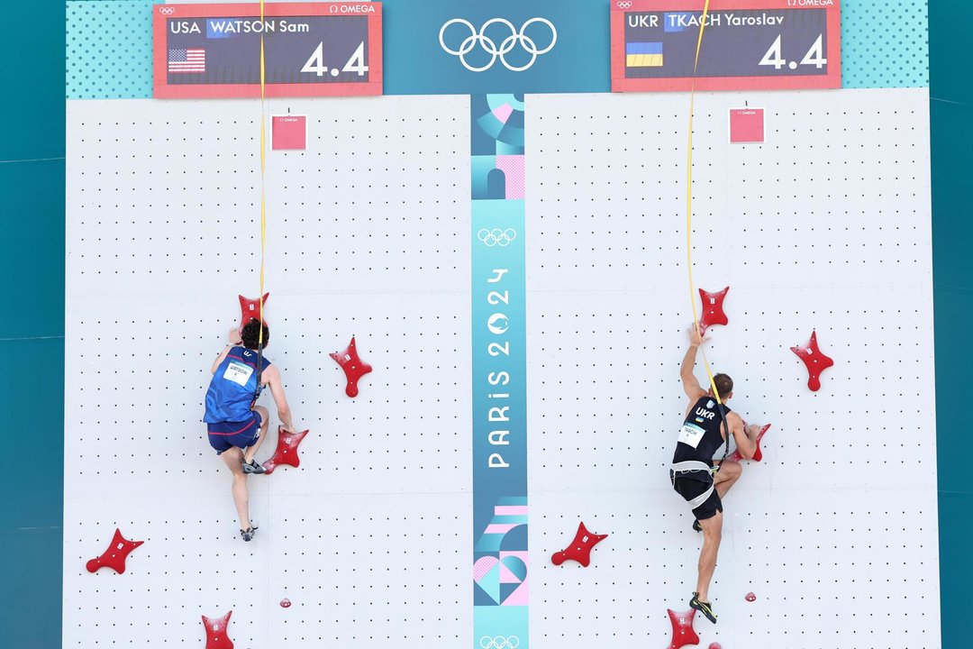 El estadounidense Sam Watson (izq) batió este martes el récord del mundo de velocidad en escalda al subir la pared en 4.75 segundos. EFE/EPA/DANIEL IRUNGU