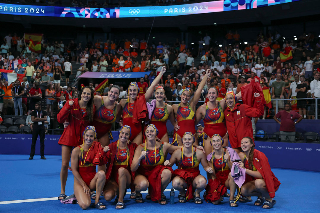 Jugadoras de la selección de waterpolo celebran su victoria ante Canadá al finalizar el partido de cuartos de final de waterpolo en los Juegos Olímpicos París 2024. EFE/ Sashenka Gutiérrez