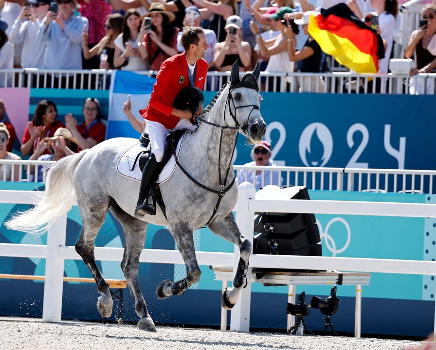 El alemán Christian Kukuk, montando a ‘Checker 47 en Versalles, Francia. EFE/EPA/TOLGA AKMEN