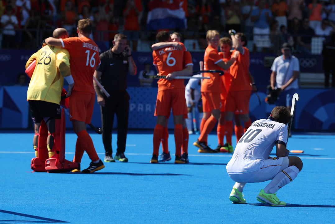 El jugador español José María Basterra (d) se lamenta después de que Países Bajos se impusiera a España por 4-0 en la semifinal masculina de hockey hierba de los Juegos Olímpicos de París 2024 este martes en el estadio Yves-du-Manoir en Colombes. EFE/ Miguel Gutiérrez