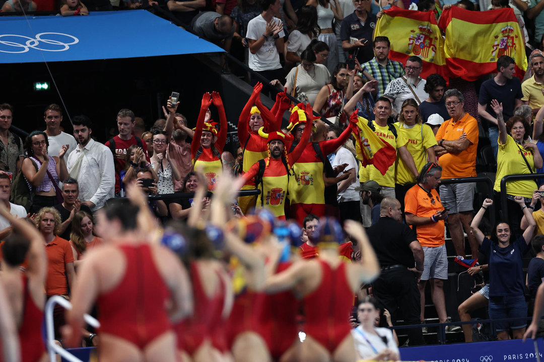 Jugadoras de la selección de waterpolo celebran su victoria ante Canadá al finalizar el partido de cuartos de final de waterpolo en los Juegos Olímpicos París 2024 EFE/ Sashenka Gutierrez