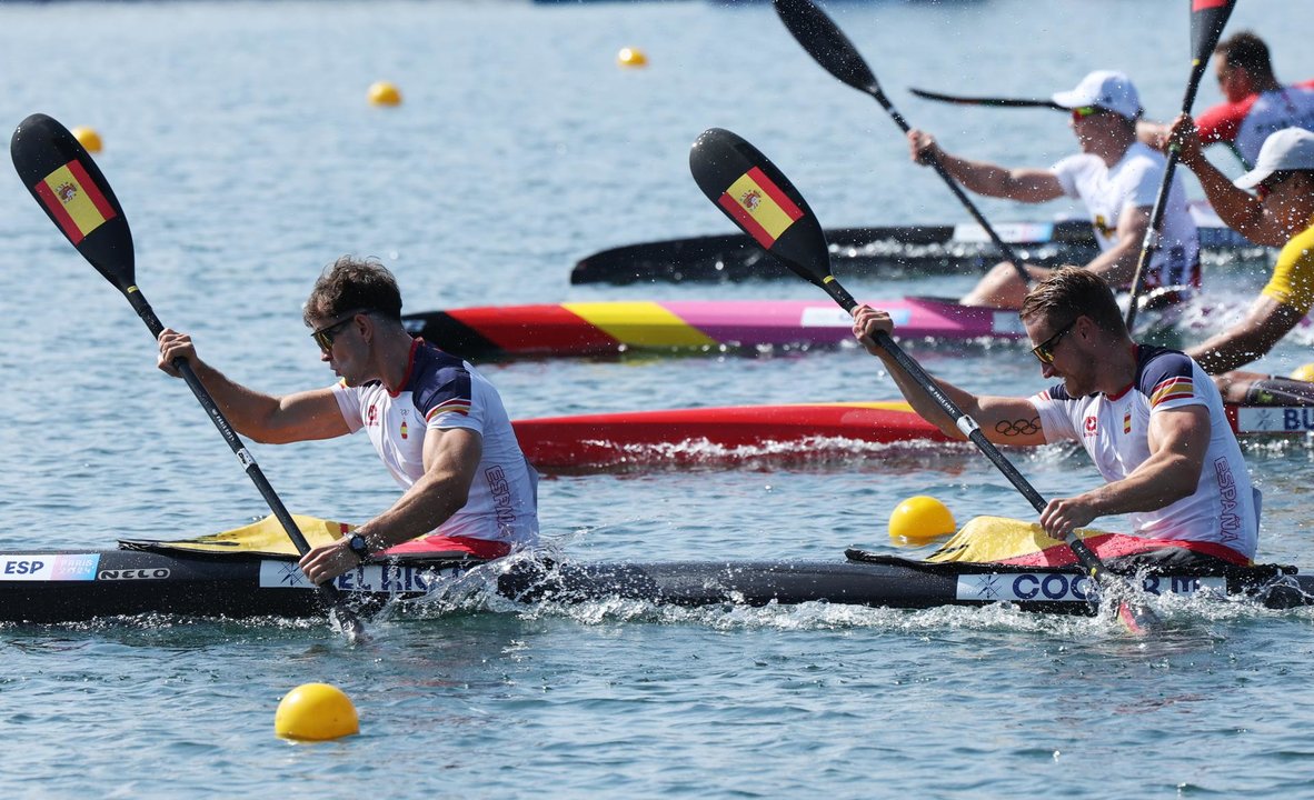 Los españoles Adrian Del Rio (I) y Marcus Cooper en el K2 500 en París 2024 EFE/EPA/MAXIM SHIPENKOV