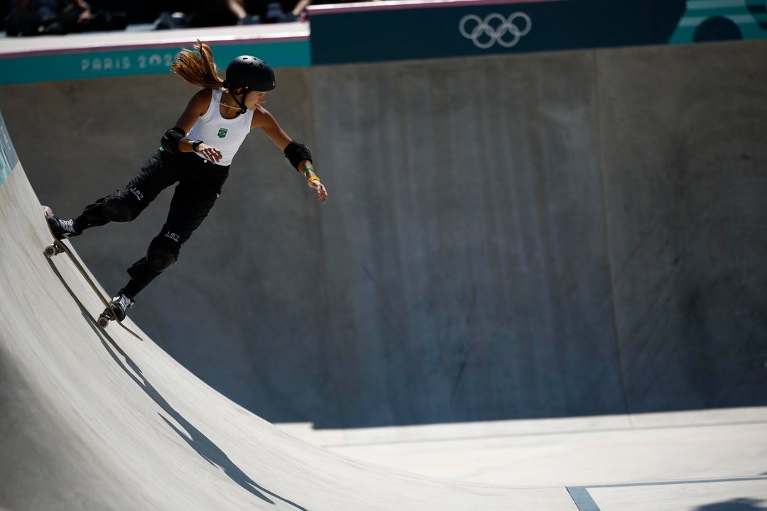 La skater brasileña Dora Varella en La Concorde en Paris, Francia. EFE/EPA/YOAN VALAT