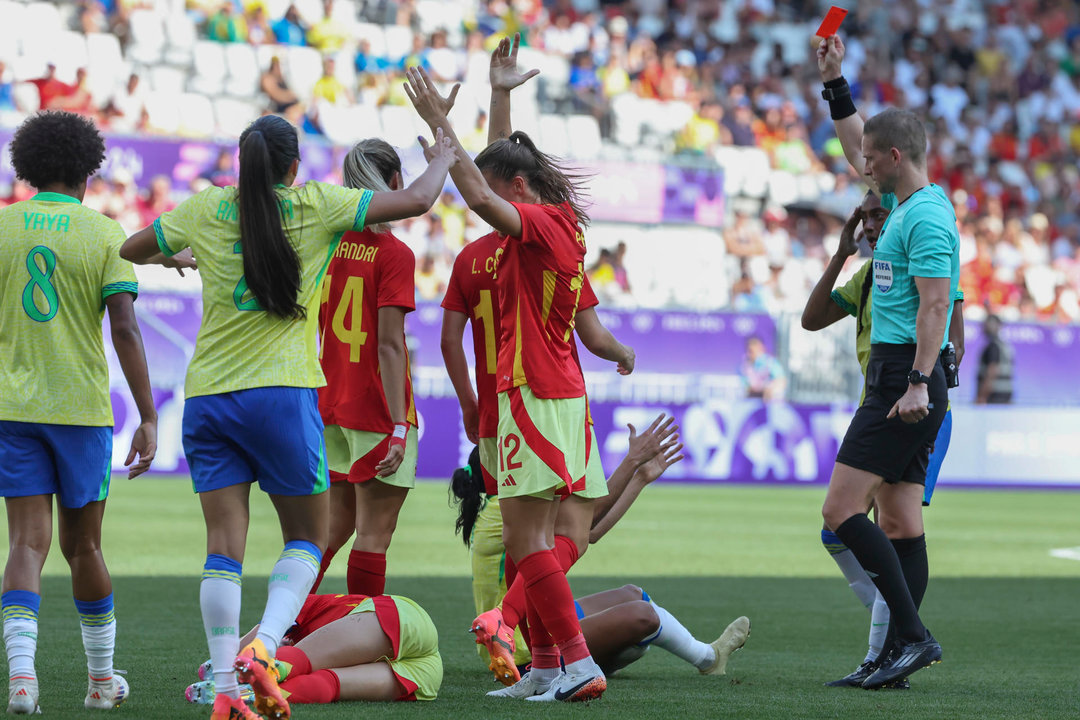 El árbitro del encuentro Espen Nor saca tarjeta roja a la delantera brasileña Marta tras la falta realizada a la defensa española Olga Carmona en el Estadio de Burdeos (Francia). EFE/ Kiko Huesca