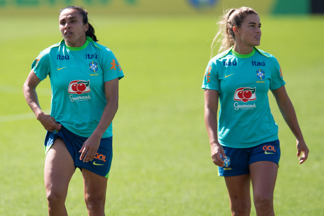 Las jugadoras de la selección olímpica femenina de fútbol de Brasil Marta (i) y Tamires . EFE/ André Coelho