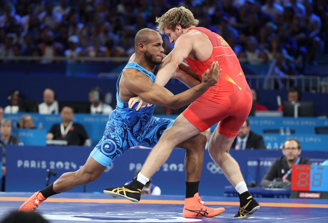 El armenio Artur Aleksanyan (rojo) en acción ante el cubano Gabriel Alejandro Rosillo Kindelanen el South Paris Arena en Paris, Francia. EFE/EPA/YAHYA ARHAB