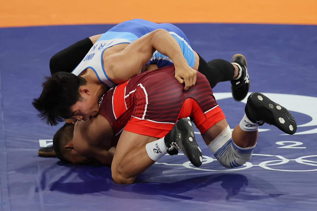 El luchador venezolano Jose Rodriguez Orozo Raiber (rojo) en su combate ante el norcoreano Ri se Ung (azul) en su combate por la medalla de bronce de Lucha Grecorromana, 60 kg, de los Juegos Olímpicos París 2024, en la capital gala. EFE/ Miguel Gutiérrez