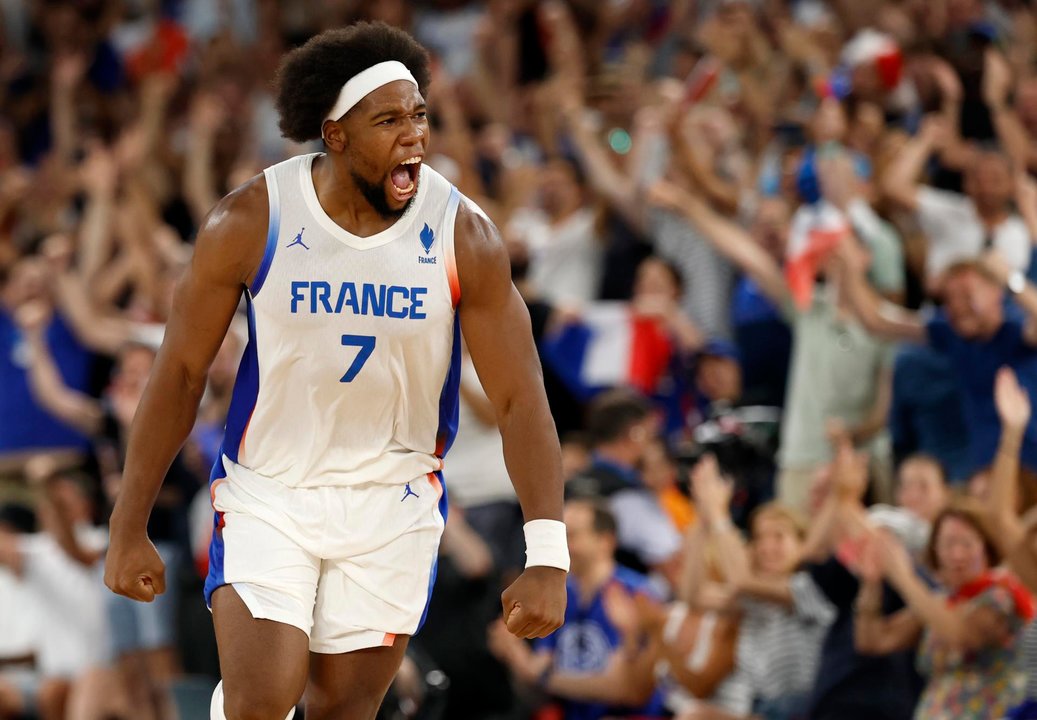 La francesa Guerschon Yabuselecelebra la victoria en Bercy Arena en Paris, Francia. EFE/EPA/CAROLINE BREHMAN