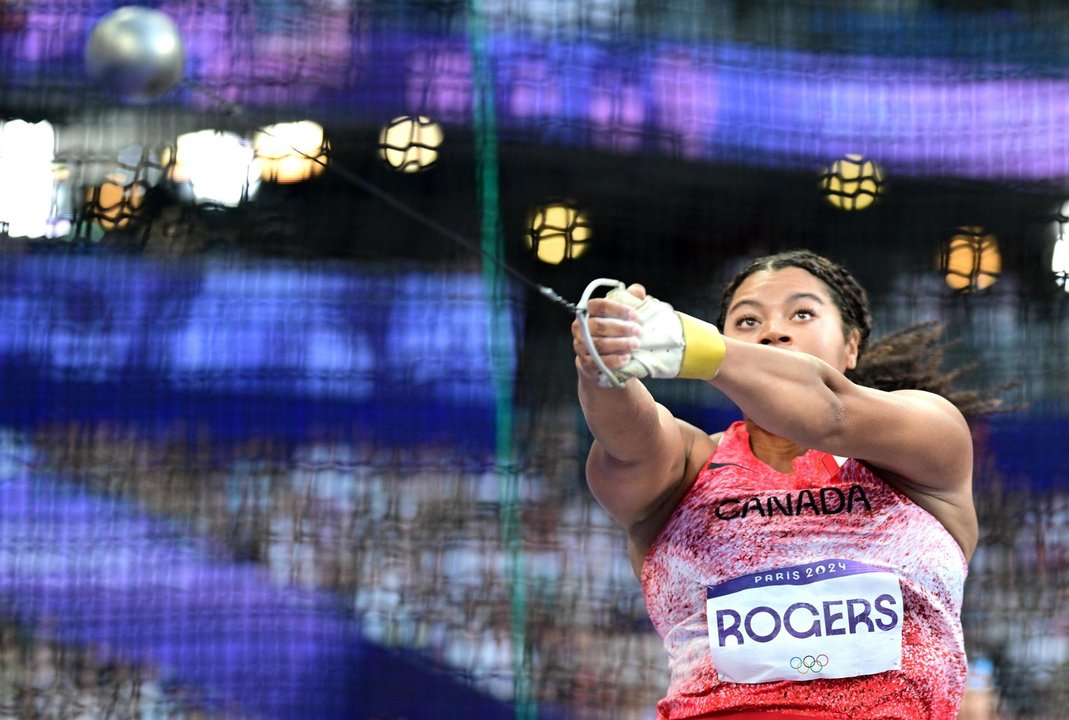 La canadiense Camryn Rogers durante la final de lanzamiento de martillo el Estadio de San Denis, París, Francia. EFE/EPA/CHRISTIAN BRUNA