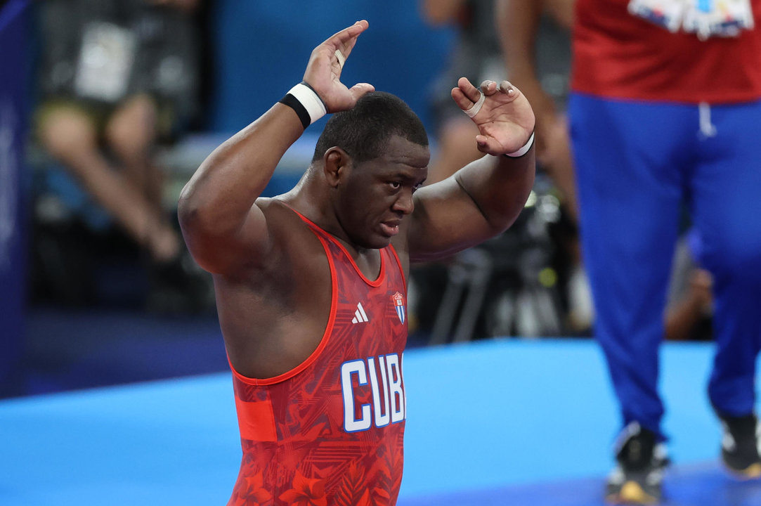 El luchador cubano Mijaín López durante su combate de lucha grecorromana de 130kg en Paris, . EFE/ Miguel Gutiérrez