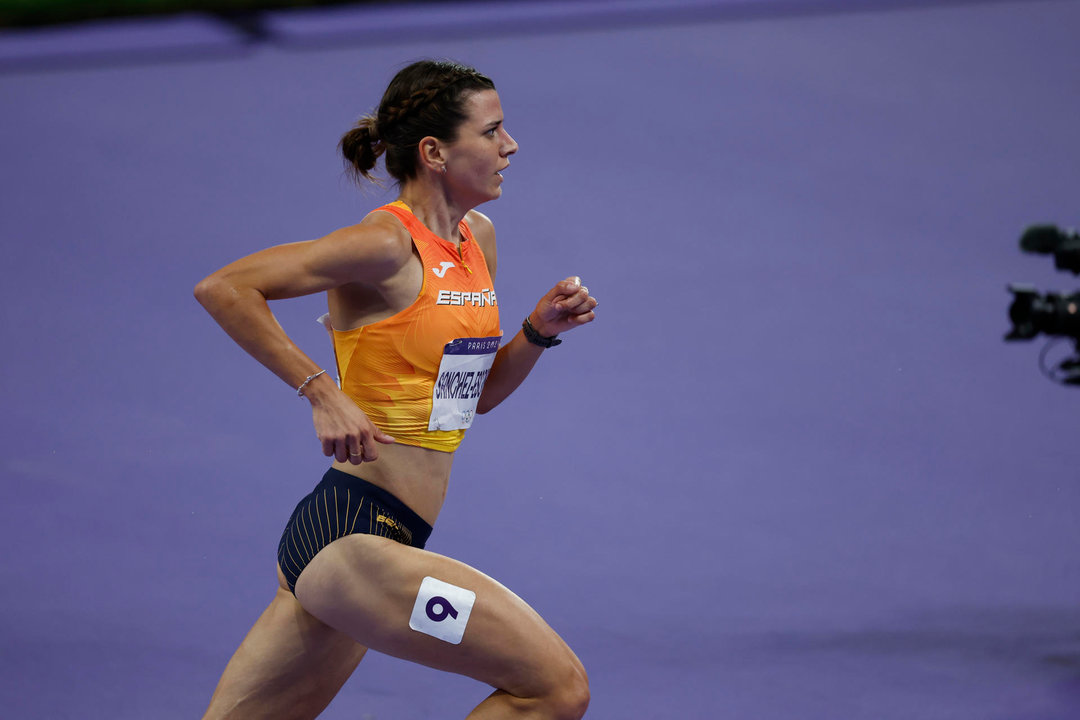 La atleta española Irene Sánchez-Escribano compiten en la final femenina de 3000m obstáculos parte del Atletismo de los Juegos Olímpicos París 2024 este martes, en la capital gala. EFE/ Juanjo Martín